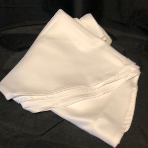 NWT 60in Round white table cloth 100% polyester. Has a Great feel